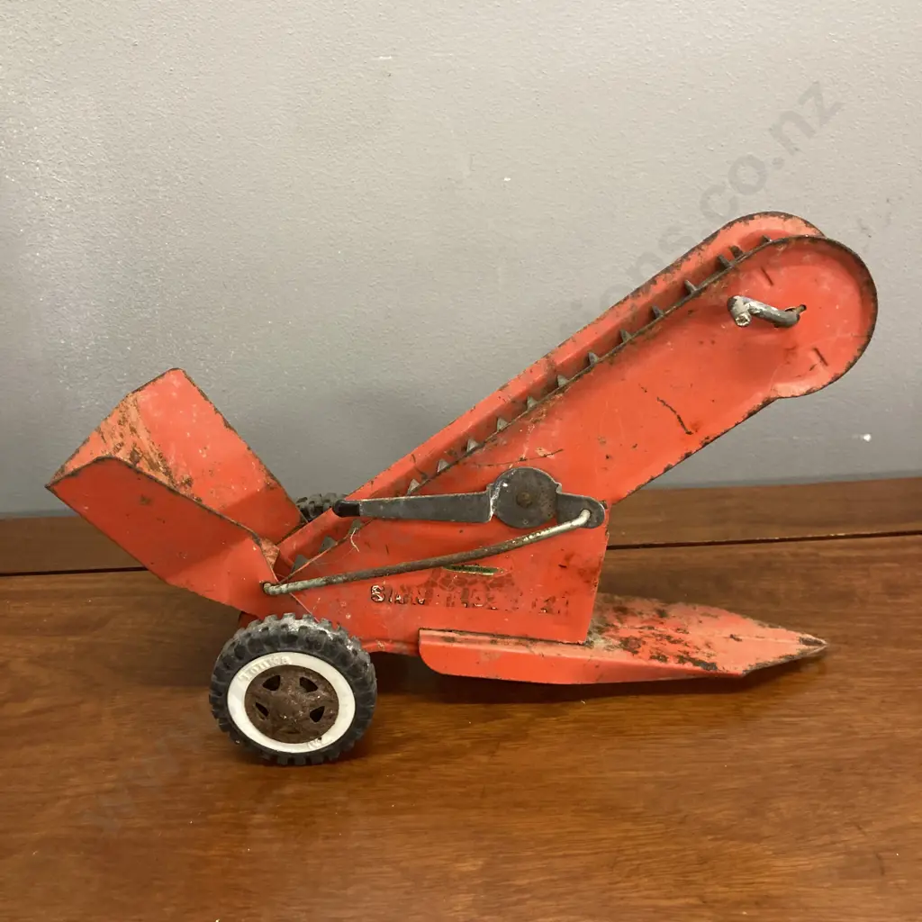 Vintage 1960s Tonka Pressed Steel Red Sand Loader With Working Conveyor. Manufactured by Tonka Toys of Mound, Minnesota Image 1++